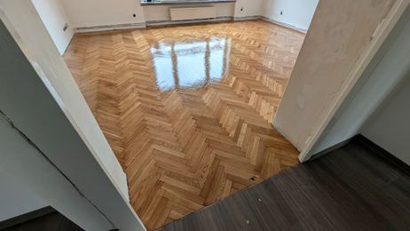 Renovace parket je hotová, nyní se nechá olej vyzrát a pokoj je připraven pro nastěhování.
