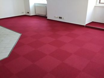 Zátěžový koberec, šachovnice ze čtverců, červené, komerční interiér - pokládka týmu Podlahy POKER