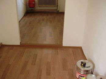 PVC podlaha, vzor dřevo tmav&eacute; - realizace Podlahy POKER Olomouc