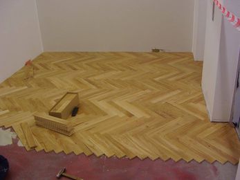 Parkety, dřevěná podlaha - pokládka týmu Podlahy POKER Olomouc