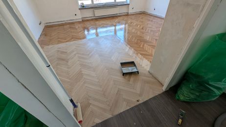 Nanášení nové povrchové úpravy, v tomto případě olej dle přání zákazníka