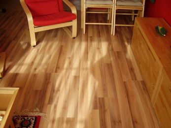 Plovouc&iacute; podlaha, vzor dřevo světl&eacute; - realizace Podlahy POKER Olomouc