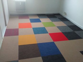Koberec čtverce, šachovnice barevná, podlaha interiér - pokládka týmu Podlahy POKER Olomouc