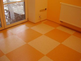 PVC podlaha, oranžov&aacute;, vzor &scaron;achovnice, komerčn&iacute; prostory - pokl&aacute;dka Podlahy POKER Olomouc