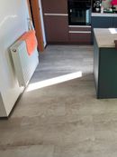 Lepen&yacute; vinyl v imitaci betonov&eacute; stěrky
