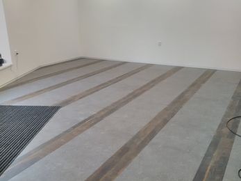 Vinylov&aacute; podlaha vzor skl&aacute;dan&yacute;, mořen&eacute; dřevo lit&yacute; beton - realizace Podlahy POKER Olomouc