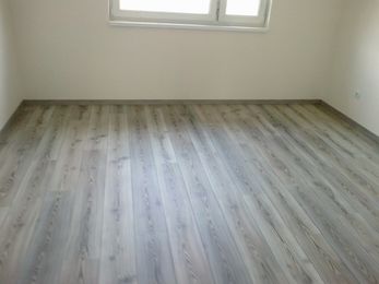 Plovouc&iacute; podlaha, lamin&aacute;tov&aacute;, vzor dřevo světl&eacute; - realizace Podlahy POKER Olomouc